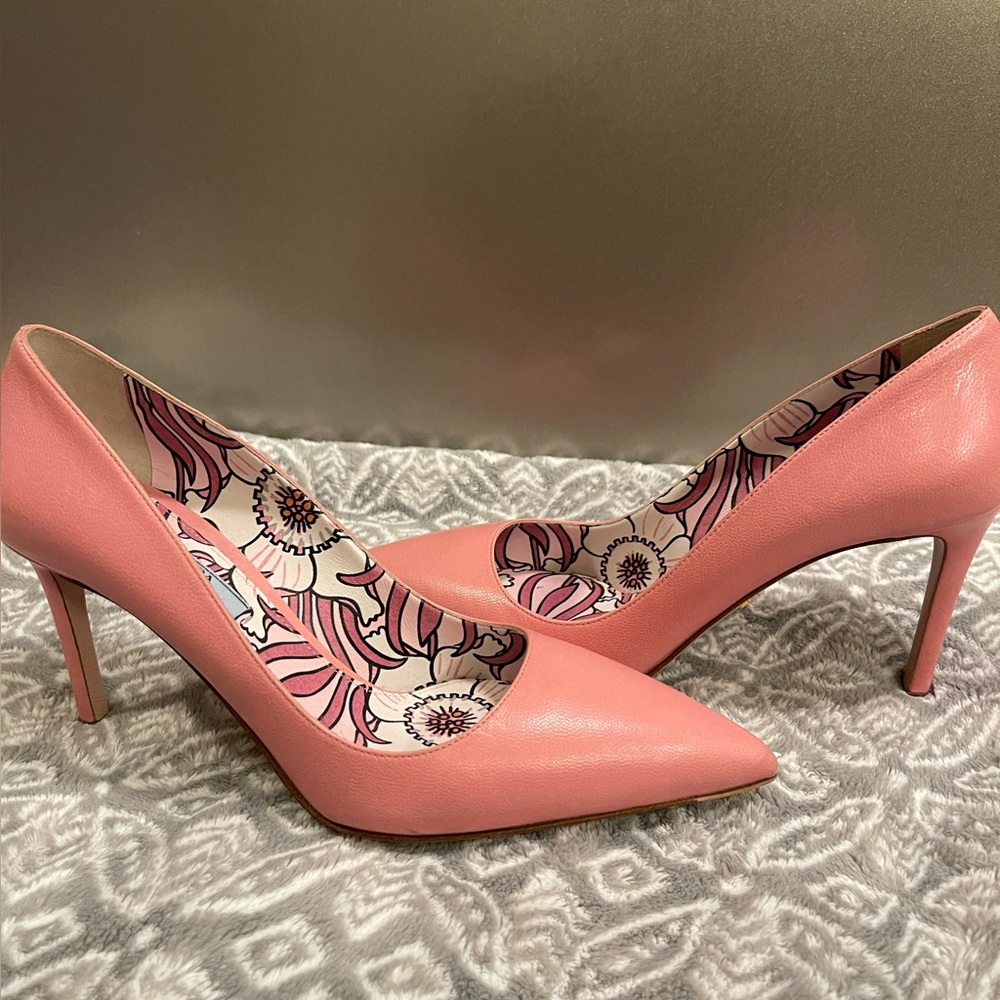 Prada Beige Pink Leather Classic Pointy
Toe Pumps - Picture 3 of 10